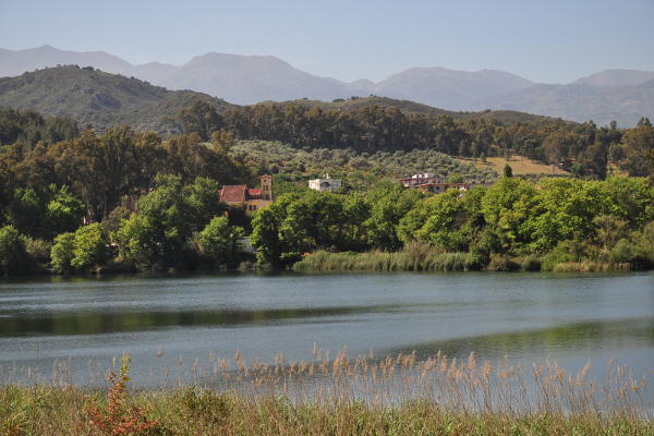 Rundfahrt durch Hügelland am Nordfuss der Weißen Berge: Viel Natur und etwas Geschichte