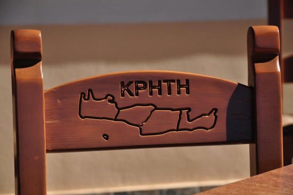 Stuhl mit Umrissen der Insel Kreta