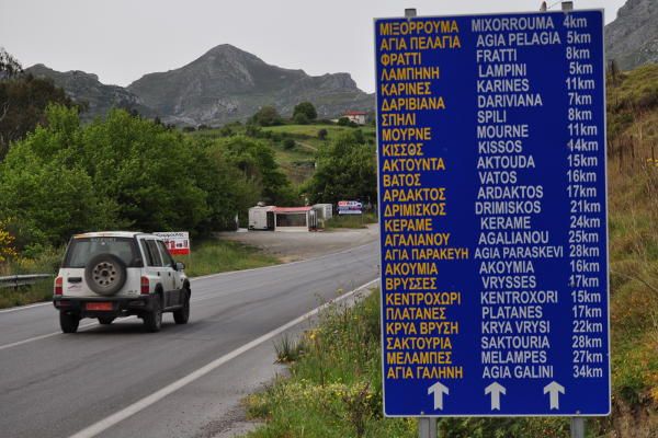 lustiger wegweiser auf kreta