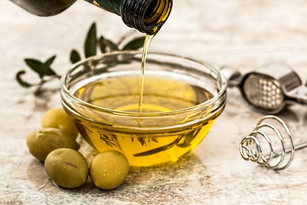 Basis vieler warmer und kalter Speisen: Olivenöl und Oliven Kretas